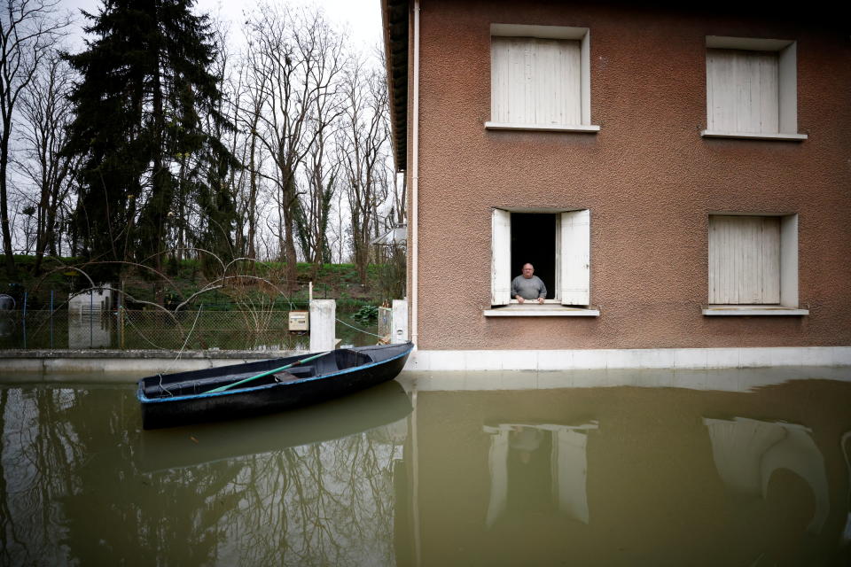 法國塞特（Saintes）夏朗德河（Charente river）氾濫，沿岸地區遭水淹沒。圖片來源：Reuters。