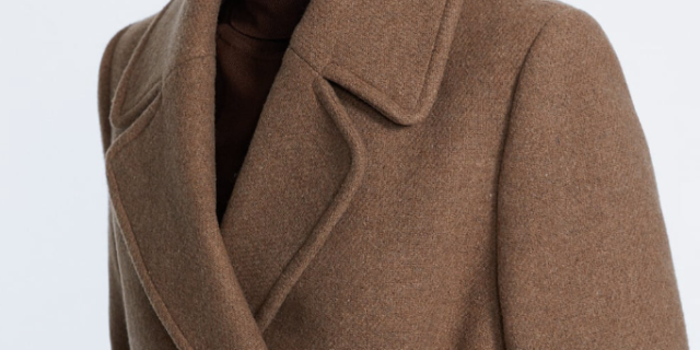 Stradivarius ya tiene su primer bestseller del otoño: este abrigo batín de € de color camel