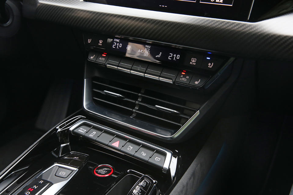 e-tron GT的中控介面仍保留不少便於行進間操作的實體按鍵，充分彰顯注重駕駛的設計本質。