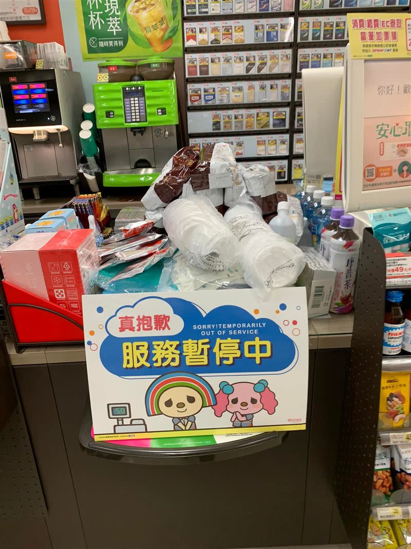 超商7-ELEVEN深夜當機，民眾買東西無法結帳。（圖／翻攝自賴香伶臉書）