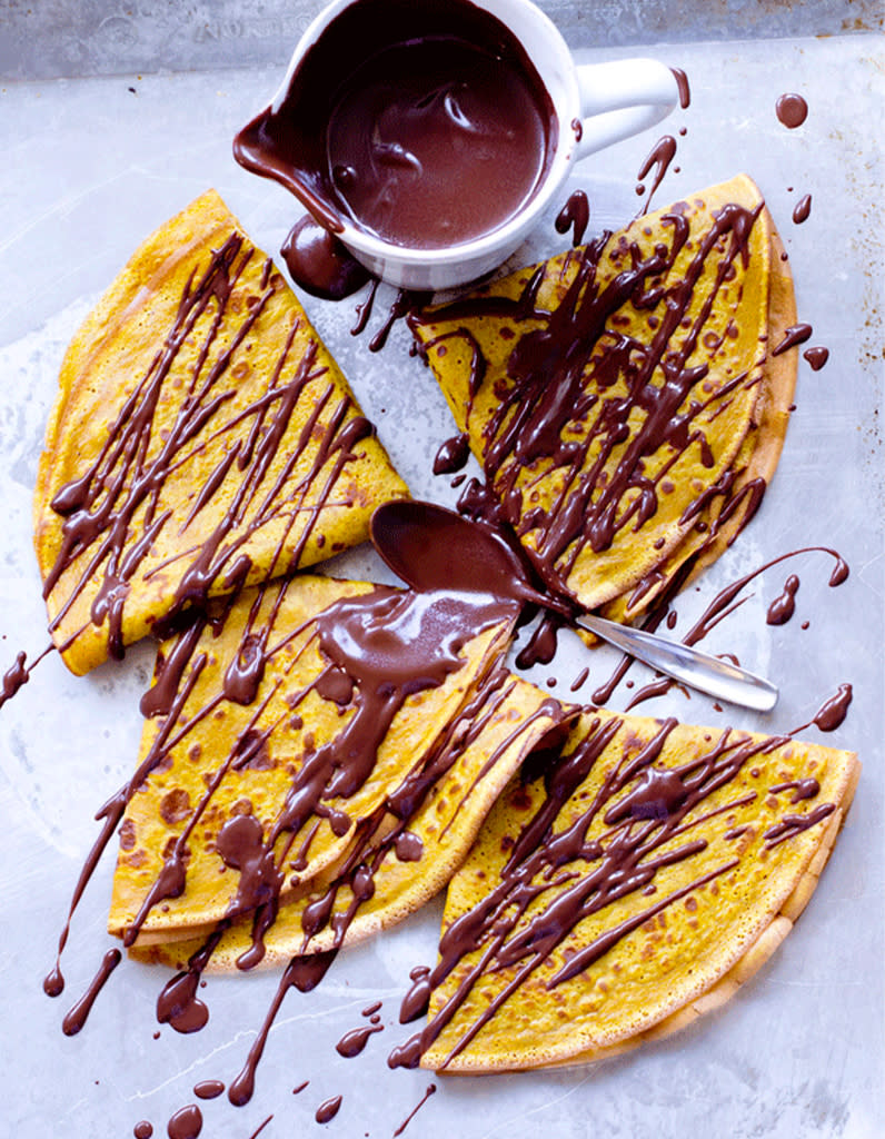 Crêpes à la citrouille et sauce au chocolat noir