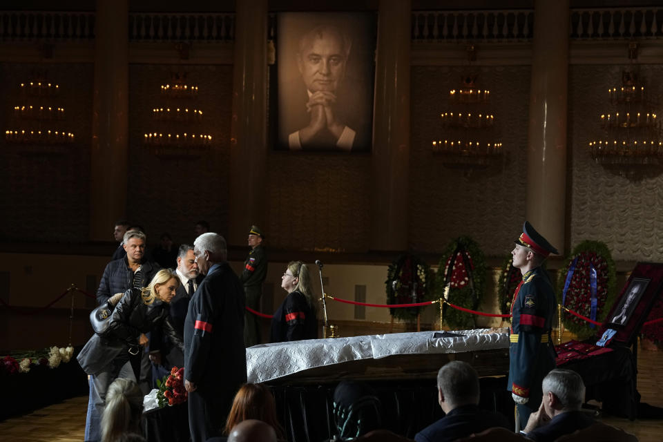 Varias personas pasan por delante del féretro del exlíder soviético Mijaíl Gorbachov, instalado en la Sala de las Columnas de la Casa de los Sindicatos, en Moscú, Rusia, el 3 de septiembre de 2022. (AP Foto/Alexander Zemlianichenko)