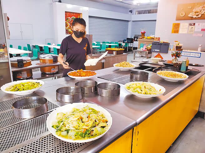 斗六市奇峰自助餐老闆娘林嘉歆去年自辦代用餐，每天送出100個便當，今年加入雲林縣愛心餐飲業者共同發起的「A餐」計畫。（周麗蘭攝）