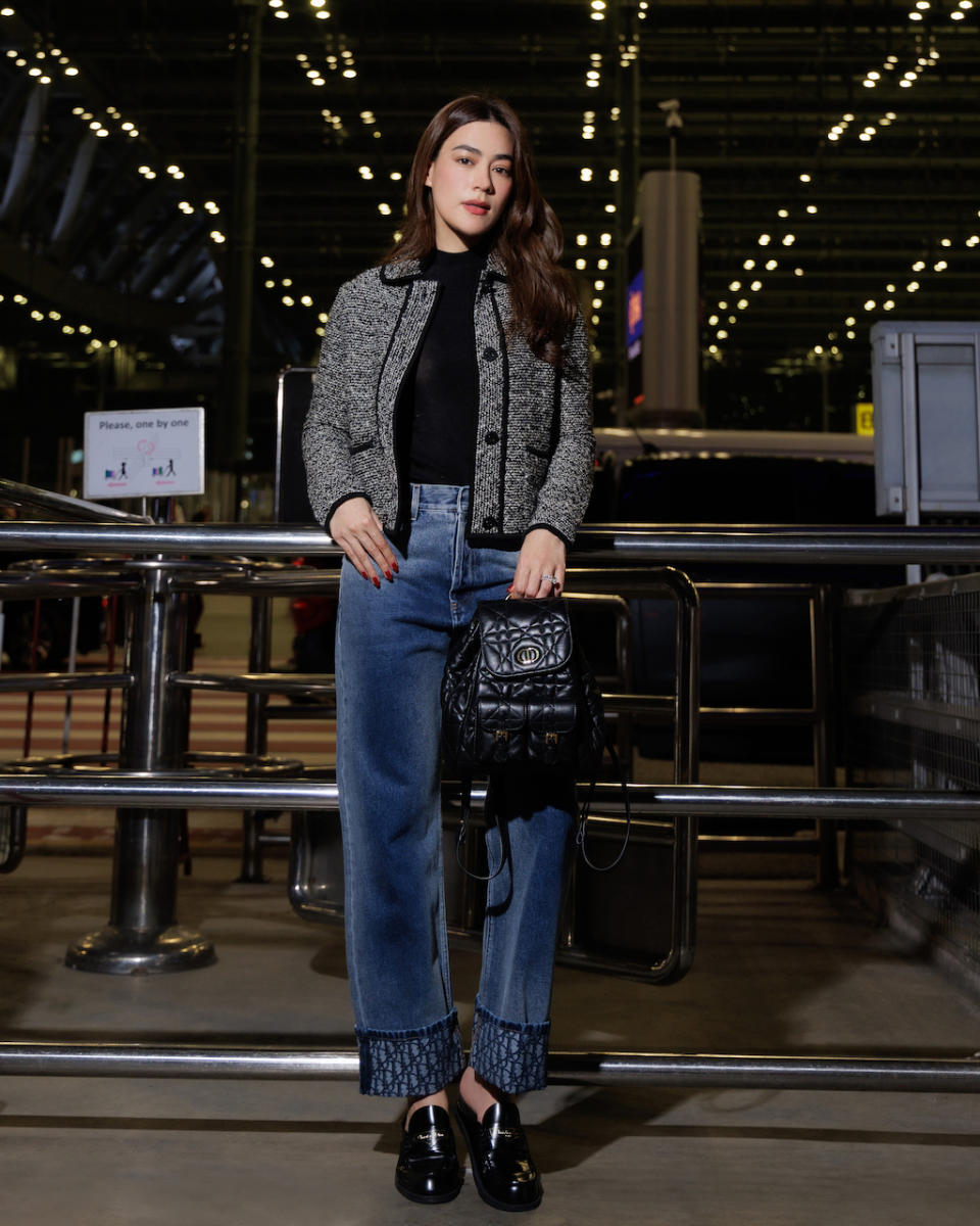 Jisoo wears a black DIOR airport look as she prepares to attend Paris Fashion Week! Handbag fans should lock onto her black and gold 30 Montaigne Avenue handbag