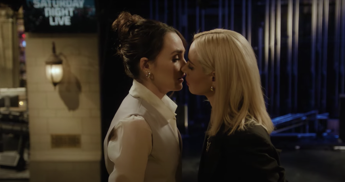 ‘snl Aubrey Plaza Makes Out With Chloe Fineman As She Prepares