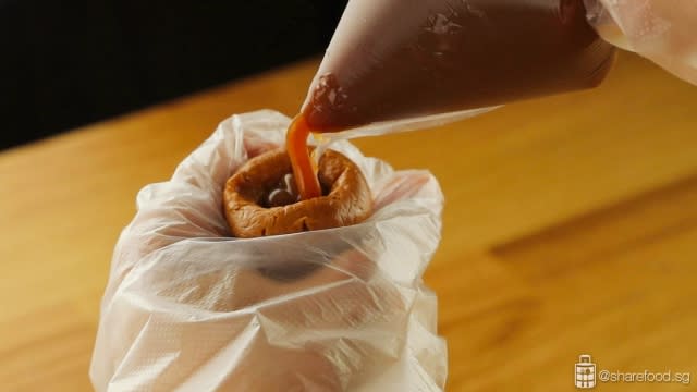 Filling caramel sauce into the tea paste dough