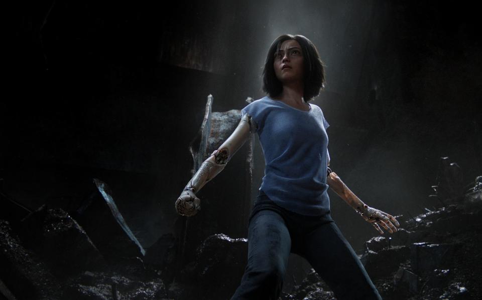 <p>James Cameron wollte den Manga “Battle Angel Alita” von Yukito Kishiro schon vor mehr als 20 Jahren verfilmen. Doch er fand die CGI-Technik noch nicht fortgeschritten genug. Als die so weit war, kamen ihm die “Avatar”-Filme dazwischen, an denen er schon seit Jahren arbeitet. Und so nahm Robert Rodriguez auf dem Regiestuhl Platz. In “Alita: Battle Angel” steht die Erde im 26. Jahrhundert nach einem vernichtenden Krieg am Rande des Abgrunds. Die letzte Hoffnung der Menschheit ist ein Cyborg namens Alita. Die Kopfgeldjägerin verfügt über große Kräfte und damit die Macht, die Welt zu retten. (Bild: 20th Century Fox) </p>