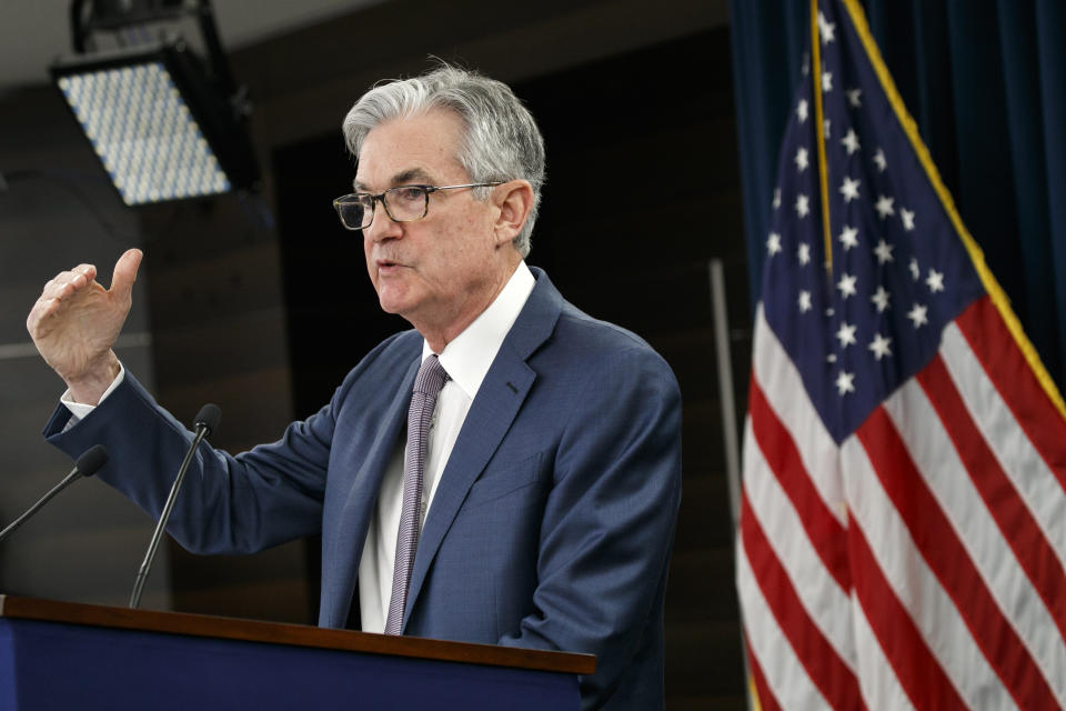 TẬP TIN - Trong ảnh hồ sơ ngày 3 tháng 3 năm 2020 này, Chủ tịch Cục Dự trữ Liên bang Jerome Powell phát biểu trong cuộc họp báo để thảo luận về thông báo từ Ủy ban Thị trường Mở Liên bang ở Washington.  Vào thứ Năm, ngày 26 tháng 8, Powell sẽ phát biểu tại cuộc họp mặt thường niên của các thống đốc ngân hàng trung ương toàn cầu của Fed, thường diễn ra tại Jackson Hole, Wyoming, nhưng lần này được tiến hành qua mạng.  (Ảnh AP / Jacqueline Martin, tập tin)