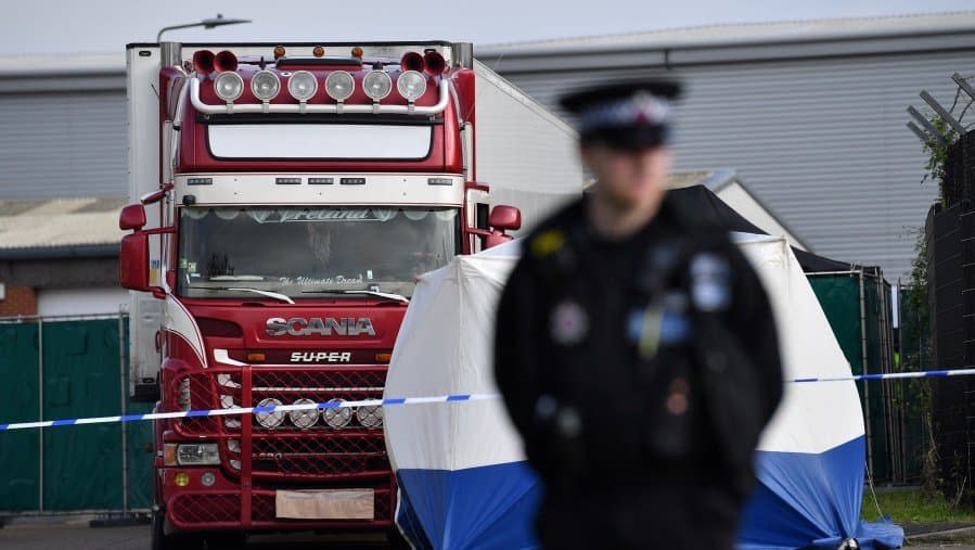 Le camion où ont été découverts 39 corps à Grays, au Royaume-Uni, le 23 octobre 2019 - BEN STANSALL / AFP