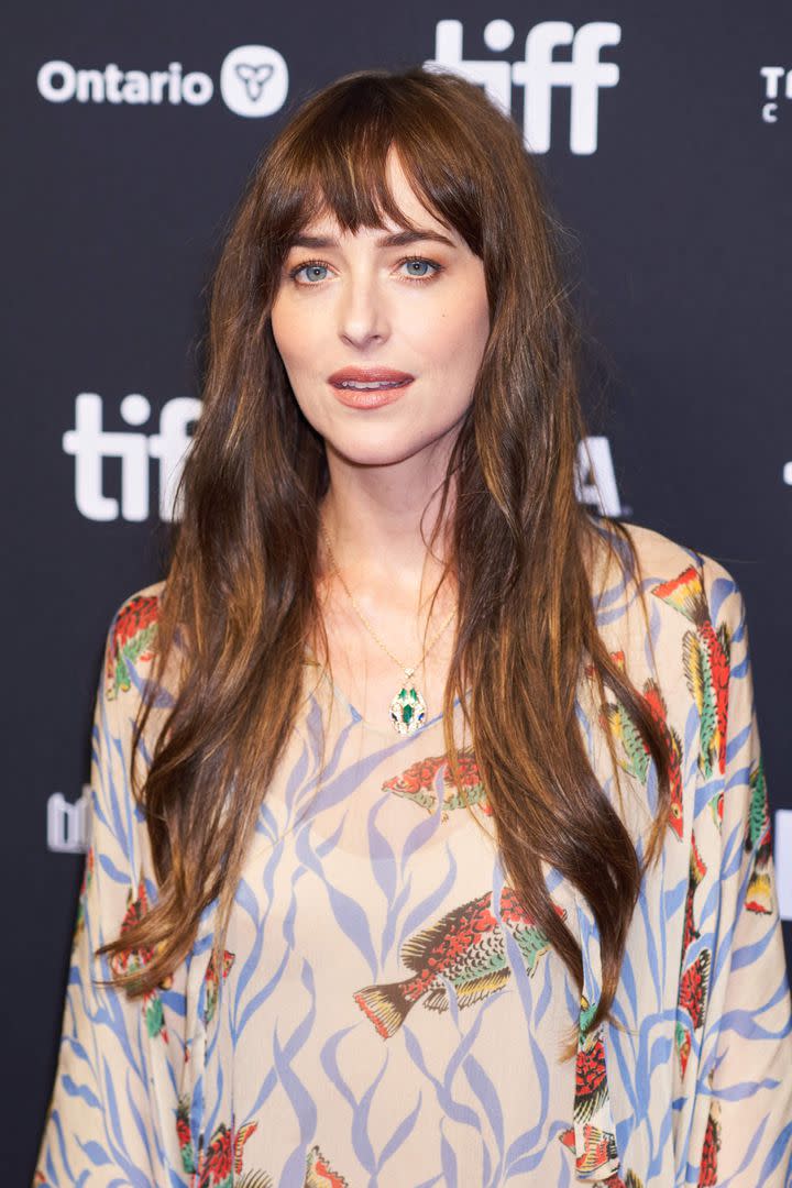 Fiel a su sencillez, Dakota Johnson eligió un atuendo estampado y el cabello suelto para desfilar por la alfombra roja del Festival de Toronto