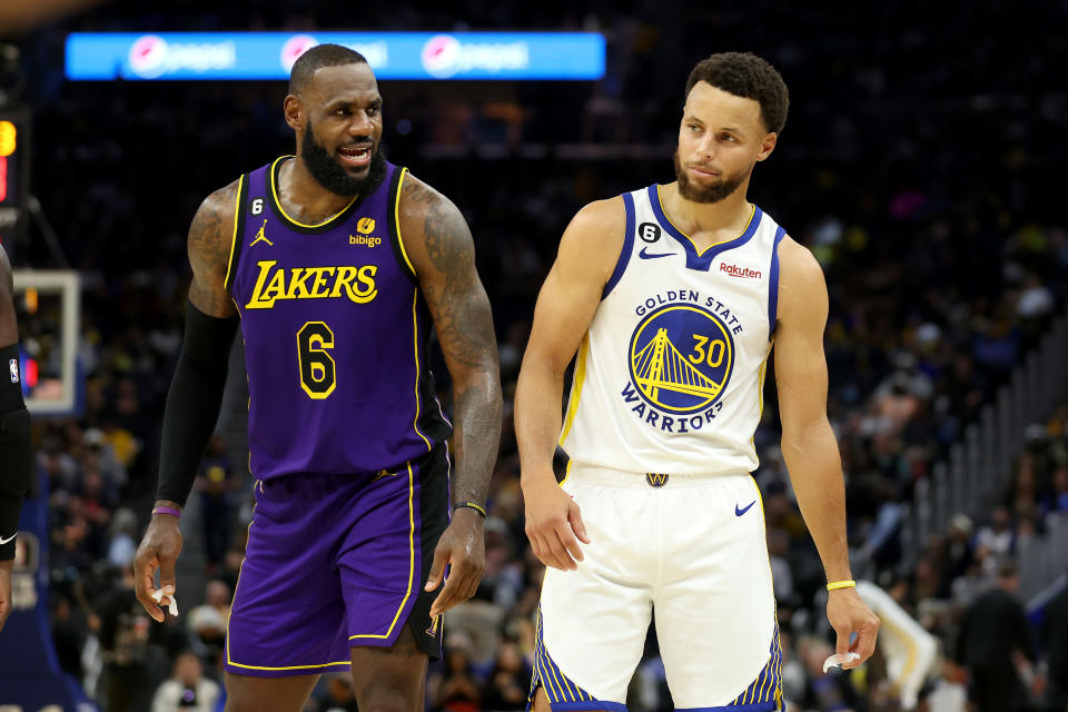 LeBron James（圖左）與Stephen Curry在NBA 2022-23球季首日就對上。（Photo by Ezra Shaw/Getty Images）