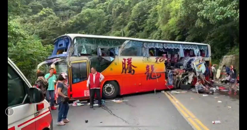 一輛至新北市新店區出發的遊覽車，準備前往花蓮旅遊，卻在半路疑似擦撞小貨車後再撞山壁，造成5人失去生命跡象、10多人受傷。（圖／翻攝畫面）