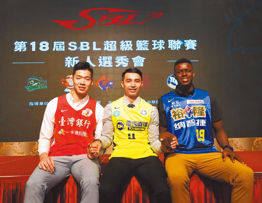 SBL選秀會，九太李漢昇是新科狀元郎（中），台銀蘇士軒榜眼（左），裕隆斑霸（右）探花。（中華籃協提供）