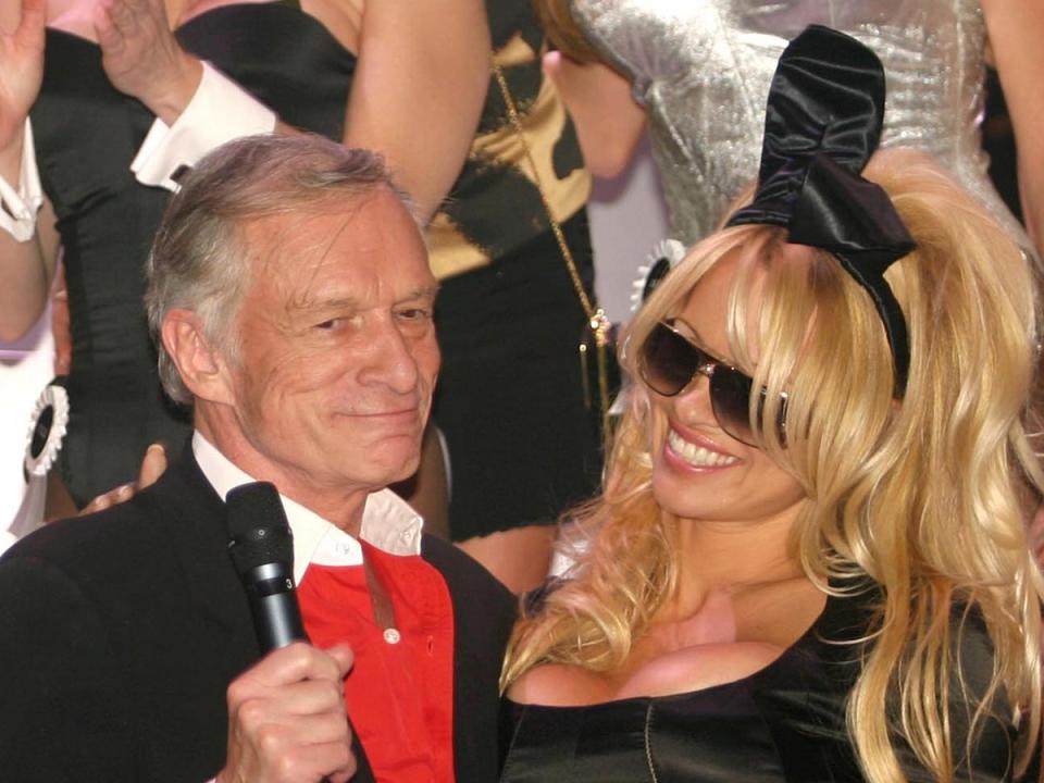 Hugh Hefner y Pamela Anderson en 2003 (Getty Images)