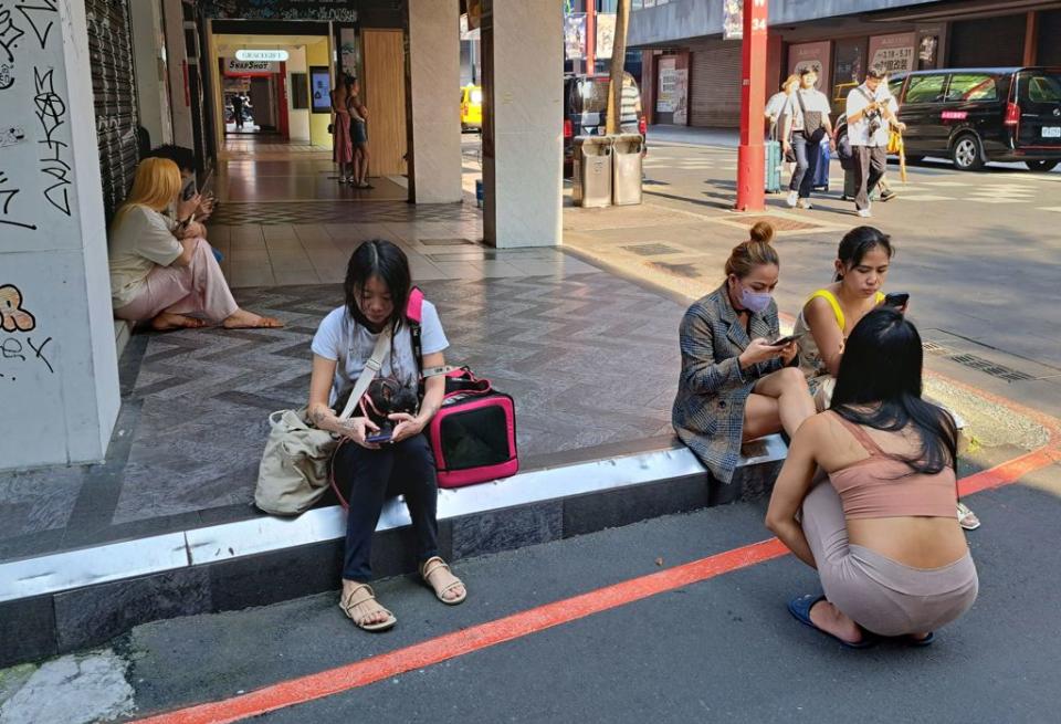 圖為地震當下多位外籍人士衝出旅館避難畫面，與內文無關。(資料照／陳君瑋攝)