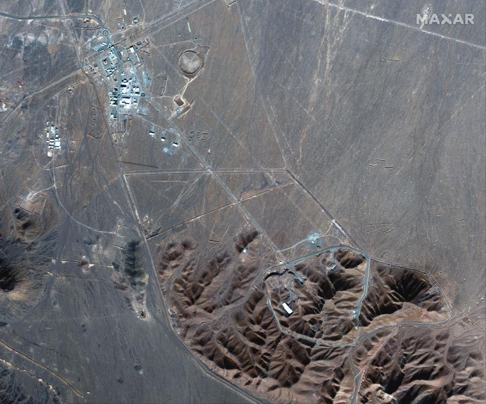 ARCHIVO - Esta fotografía satelital del 4 de noviembre de 2020 captada por Maxar Technologies muestra el sitio nuclear de Fordo, en Irán. (Maxar Technologies vía AP, archivo)