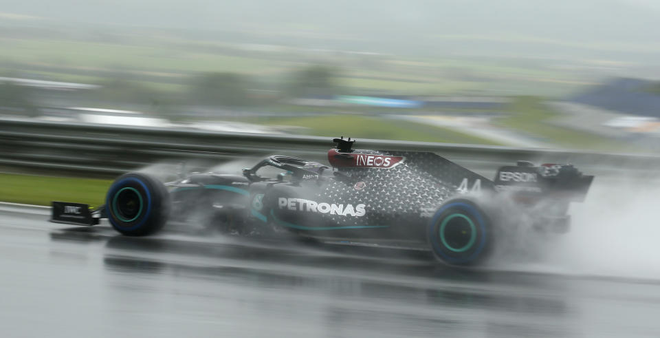 El piloto de Mercedes Lewis Hamilton conduce su auto durante la sesión de calificaciones para el Gran Premio de F1 de Estiria el sábado, 11 de julio del 2020, en la pista Red Bull Ring en Spielberg, Austria. (AP Foto/Darko Bandic, Pool)