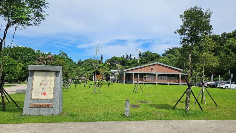 《圖說》金山礫間設施結合溫泉公園造景美不勝收。〈水利局提供〉