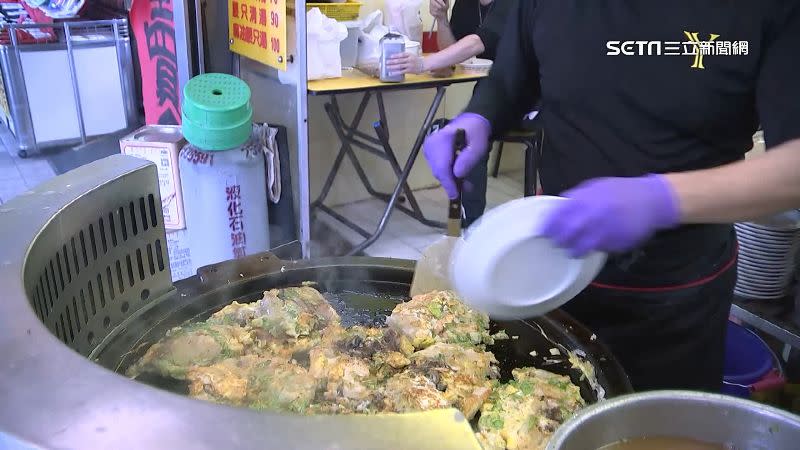 台灣小吃受外國人喜愛，許多港澳遊客必吃蚵仔煎。
