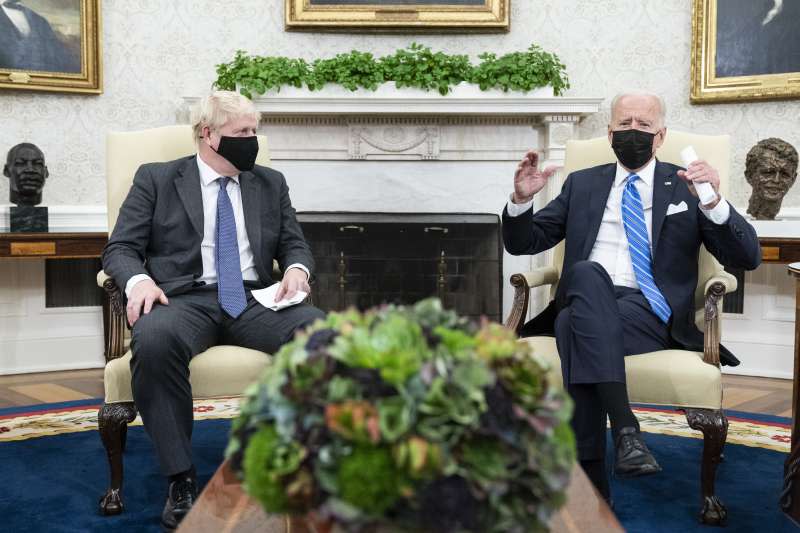 英美關係。美國總統拜登與英國首相強森。（美聯社）