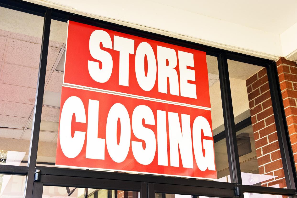 'Store Closing' sign on business