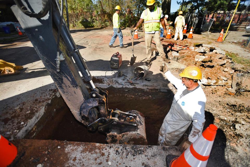 Workers from Montana Construction, Janusz Plonski (foreground), and Paul Bridgemohan (rear) doing lead pipe replacement along  Pomona Avenue in Newark on 10/24/19.