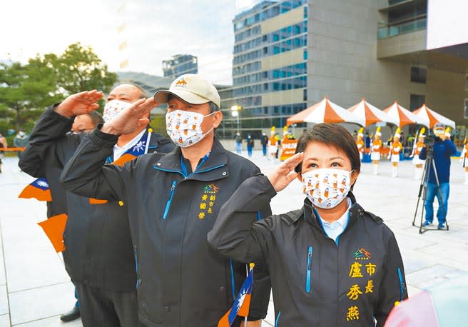 台中市長盧秀燕率領市府團隊唱國歌、升旗，10分鐘即完成升旗典禮。（盧金足攝影）