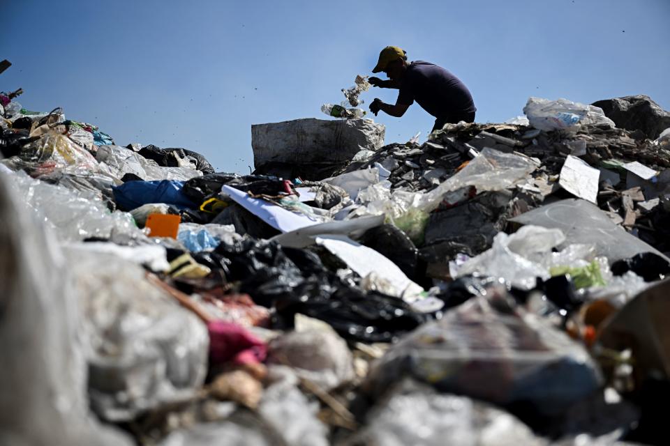 <p>“Mis ingresos ya no alcanzan”, cuenta a Reuters Sergio Omar, un hombre de 41 años que pasa 12 horas al día buscando objetos en este vertedero para luego venderlos y sacar adelante a su familia de cinco hijos. Obtiene por jornada entre 2.000 y 6.000 pesos (entre 13 y 40 euros). (Foto: Luis Robayo / AFP / Getty Images).</p> 