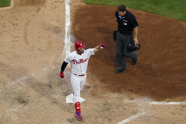 Turner flips boos to cheers with 9th-inning homer to help Phillies