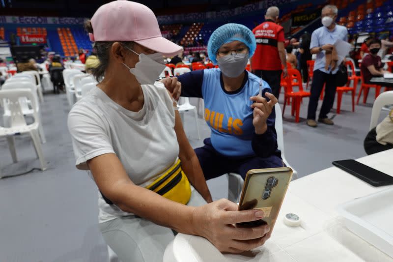 Philippines kicks off three-day mass vaccination drive