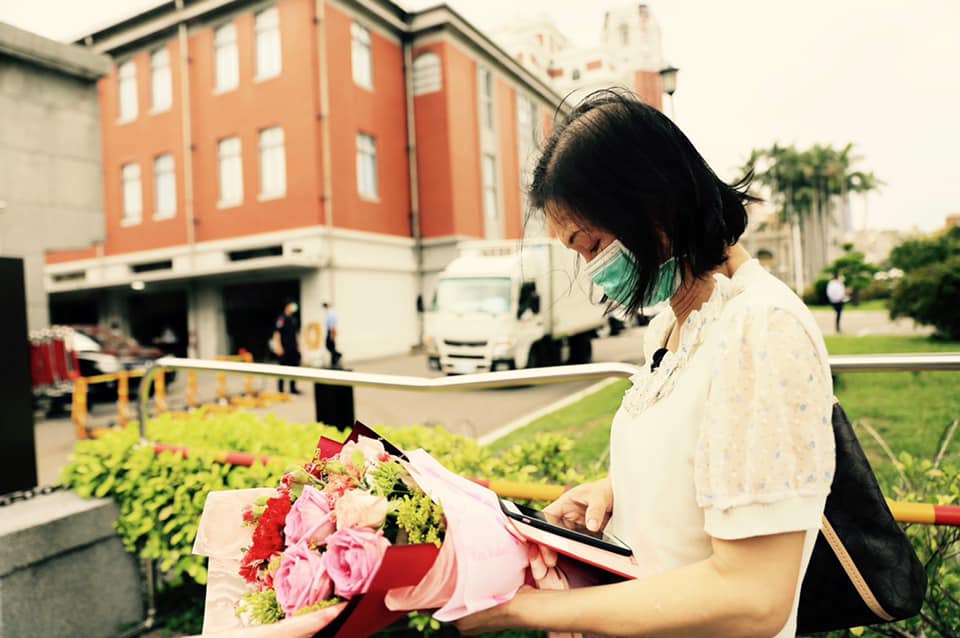 死者王冠中遺孀去年持康乃馨前往總統府陳情，希望不再有善良的人遭兇手洩憤殘殺。   圖：翻攝臉書