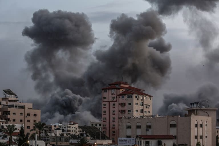 Una densa columna de humo se eleva tras un ataque aéreo israelí en la Ciudad de Gaza.