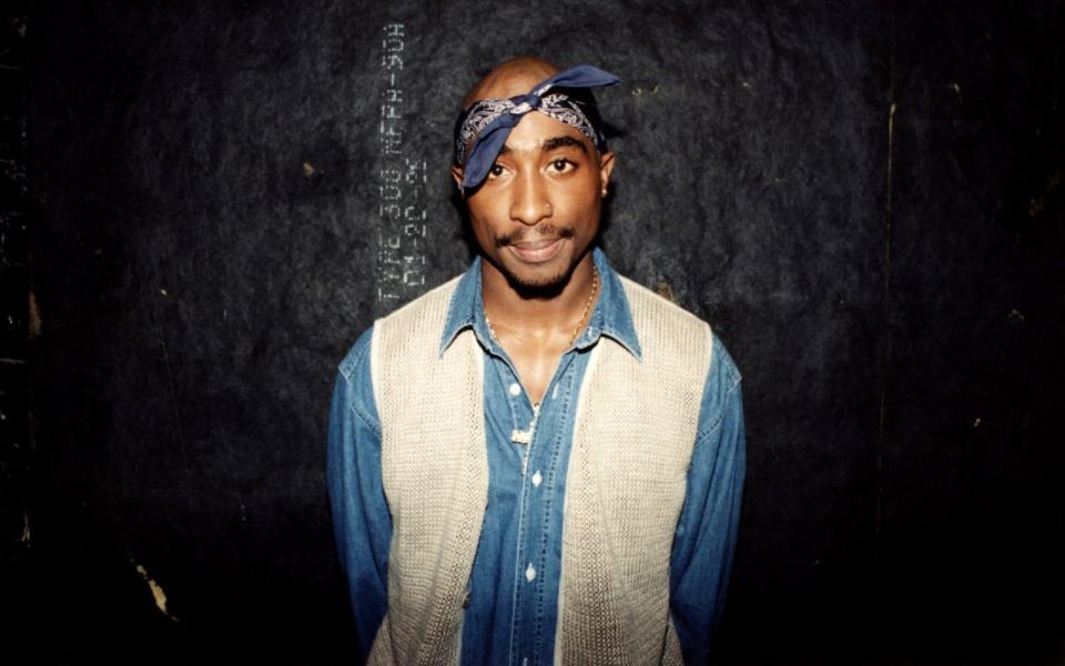 Am 13. September 1996 erlag Rapper Tupac Shakur im Alter von 25 Jahren seinen Verletzungen, nachdem er wenige Tage zuvor angeschossen worden war. Es war der Höhepunkt einer extrem hässlichen Fehde zwischen ihm und der New Yorker Szene um Puff Daddy und Notorious B.I.G. auf der einen und den Queensbridge Finest (Nas, Mob Deep) auf der anderen Seite. (Bild: Raymond Boyd/Getty Images)