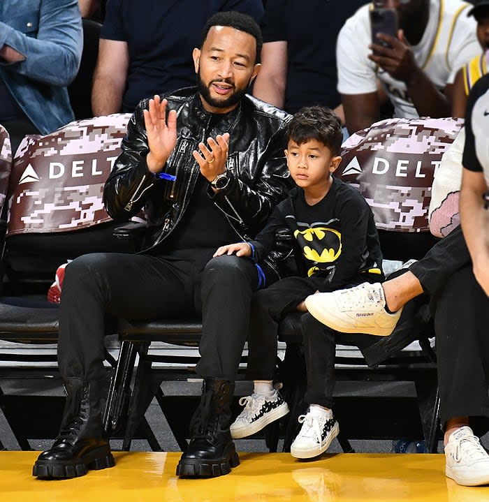 Miles, hijo de John Legend, se aburre viendo baloncesto