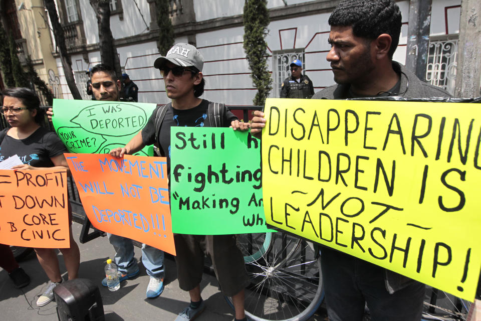 MX08. CIUDAD DE MÉXICO (MÉXICO), 13/07/2018.- Manifestantes muestran carteles de protesta al paso de la caravana que transporta a la comitiva estadounidense de visita en México y encabezada por el secretario de Estado de EE.UU., Mike Pompeo, luego de una reunión con el presidente electo de México, Andrés Manuel López Obrador, hoy, viernes 13 de julio de 2018, en Ciudad de México (México). López Obrador entregó hoy a la delegación estadounidense encabezada por el secretario de Estado, Mike Pompeo, una “propuesta de bases de entendimiento” sobre los pilares de la relación bilateral, entre ellos comercio y seguridad. EFE/Mario Guzmán