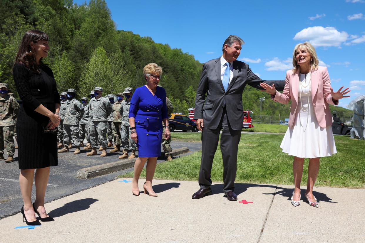 La primera dama estadounidense, Jill Biden, saluda a los miembros de la Guardia Nacional de Virginia Occidental con el senador Joe Manchin, su esposa Gayle y la actriz Jennifer Garner durante un viaje a Charleston, WV, el 13 de mayo de 2021. (Oliver Contreras/Pool via REUTERS)