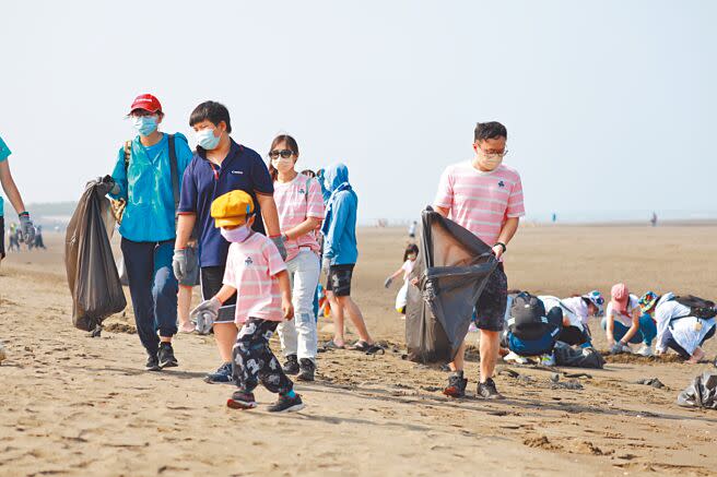 新竹市「向海致敬─秋季淨灘活動」1日一大清早登場，近千人齊力半天就清理約3噸垃圾及0.8公噸資源物。（陳育賢攝）