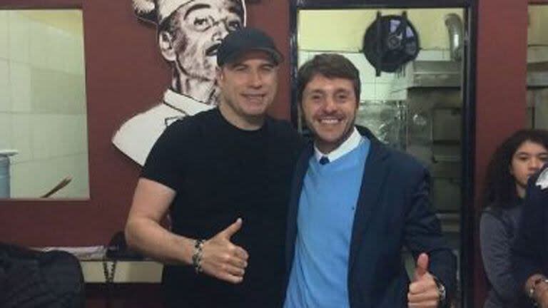 John Travolta en la Argentina en 2016, donde compró para sorpresa de todos medialunas en un local en Castelar