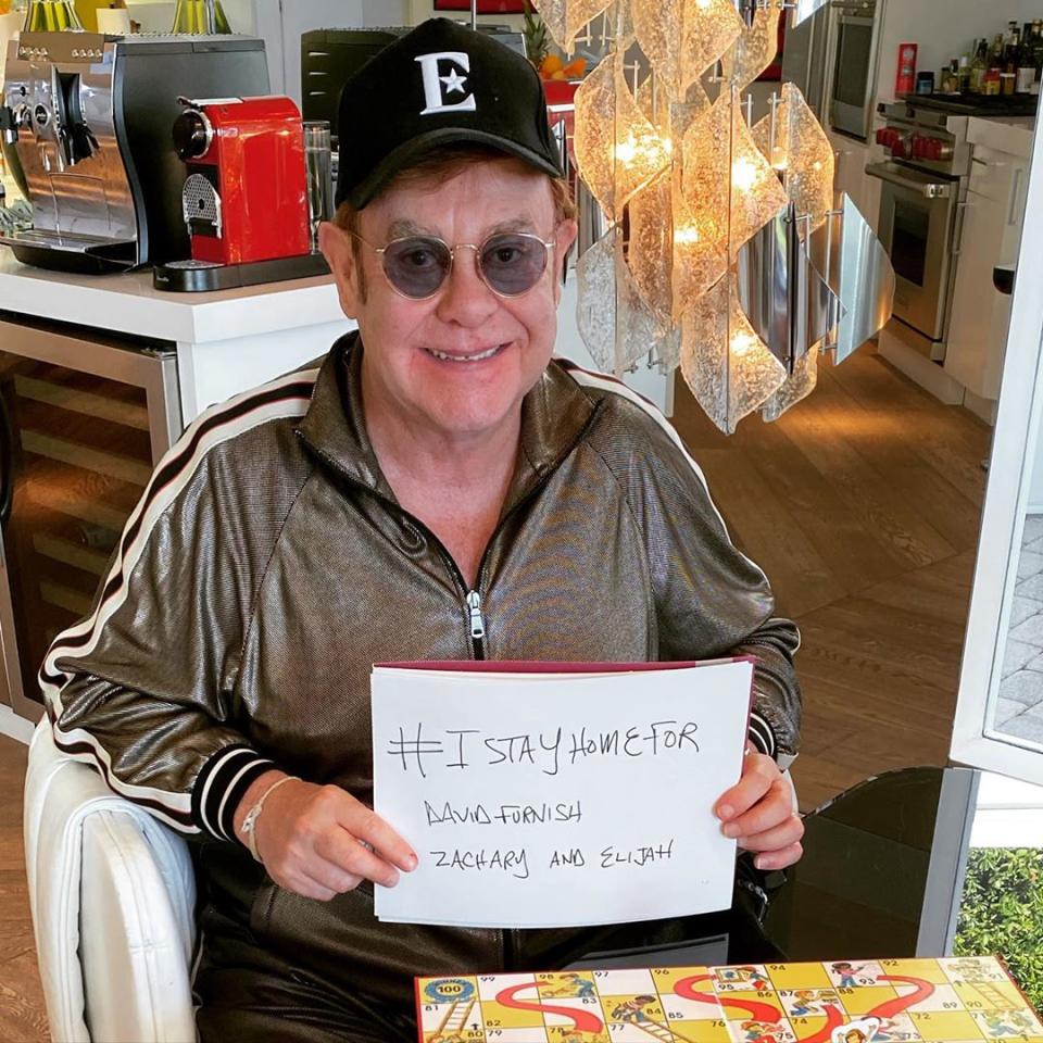 En pleine pandémie du Covid-19, qui l’a d’ailleurs obligé à reporter sa tournée d’adieux, Elton John a relevé le défi lancé par l’acteur Kevin Bacon. Afin d’inciter chacun à rester chez soi pendant la pandémie de coronavirus, en mars 2020, l’interprète aux (entre autres !) 5 Grammy Awards a posté sur son compte Instagram une photo de lui avec une pancarte en mentionnant le nom de ceux qui lui sont chers : David, son époux, et Zachary et Elijah, leurs deux fils. <em>© instagram@eltonjohn</em>