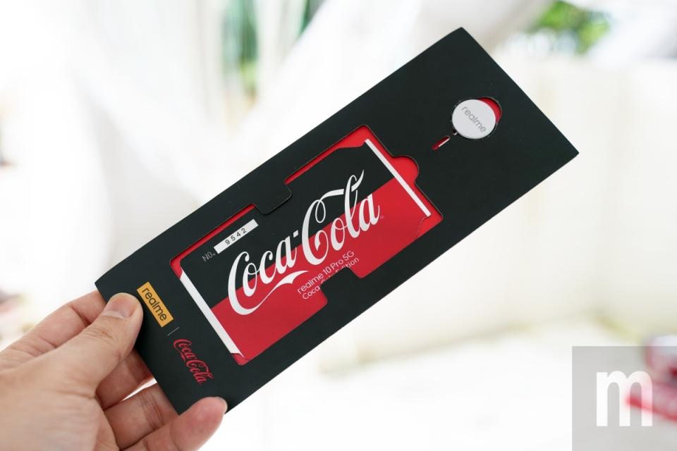 ▲仿照可口可樂經典玻璃瓶瓶蓋造型的SIM卡針及可樂罐造型限量編號卡片