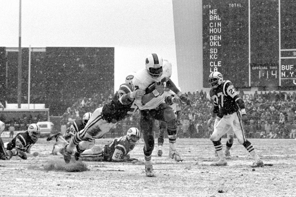 ARCHIVO - El corredor de los Bills de Buffalo , O.J. Simpson deja atrás a la defensa de los Jets de Nueva York mientras se suelta para un touchdown en el segundo cuarto de la victoria de los Bills por 34-14 en el Shea Stadium de Nueva York, el 16 de diciembre de 1973. O.J. Simpson, el laureado astro del fútbol americano y actor de Hollywood que fue absuelto de los cargos de doble asesinato de su exesposa y su amigo, pero luego declarado responsable en un juicio civil aparte, ha fallecido. Tenía 76 años. (Foto AP/archivo)