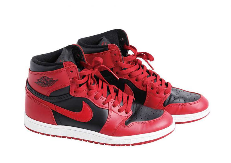 NIKE AIR JORDAN 1 HIGH 85 Varsity Red／約6,000元為了紀念「AIR JORDAN 1」35周年而推出的鞋款，全球限量23,000雙，楊銘威雖然不打籃球，但也收藏了一雙，「這款是經典，很有意義，買來很開心，因為有點捨不得穿，只穿出去一次而已。」（攝影／戴世平）