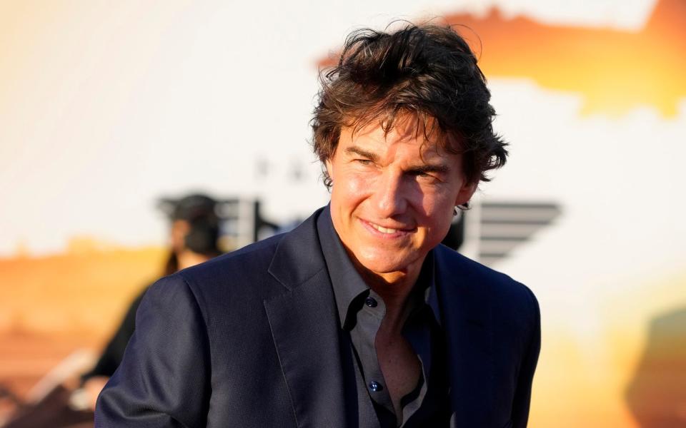 Tom Cruise überraschte mit einer spektakulären Flugeinlage bei 
