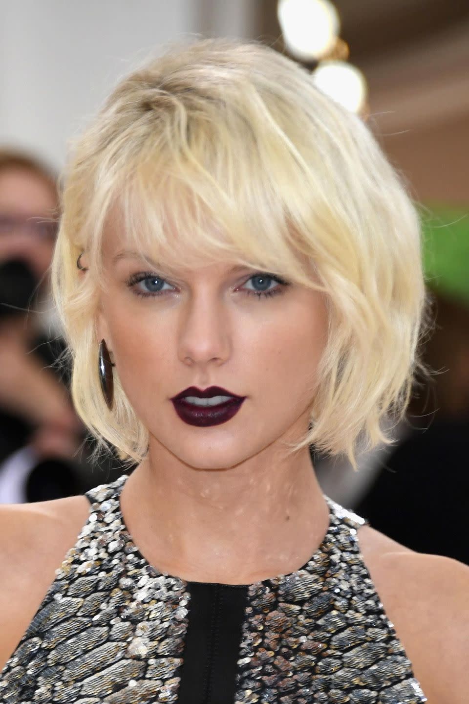 <p>Aquella época en la que <a href="https://www.elle.com/es/star-style/el-estilo-de/news/g369465/estilo-de-taylor-swift/" rel="nofollow noopener" target="_blank" data-ylk="slk:Taylor Swift" class="link ">Taylor Swift</a> se volvió grunge nos dejó su look para inspirarte si quieres llevar tu <strong>bob con flequillo, capeado y en rubio helado</strong>. <br></p>