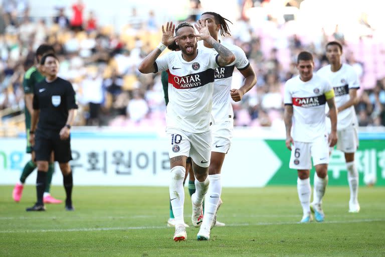 El festejo de Neymar tras su segundo gol ante Jeonbuk, durante un amistoso en Corea del Sur