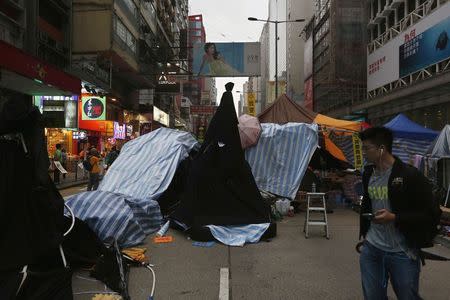 Makeshift tents and obstacles block the main Nathan Road at Mongkok shopping district during the Occupy Central civil disobedience movement in Hong Kong November 11, 2014. REUTERS/Bobby Yip