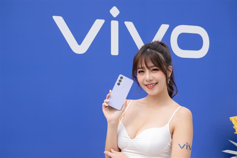 vivo Y100 5G全新美學設計，提供兩色選擇。（圖／vivo提供）