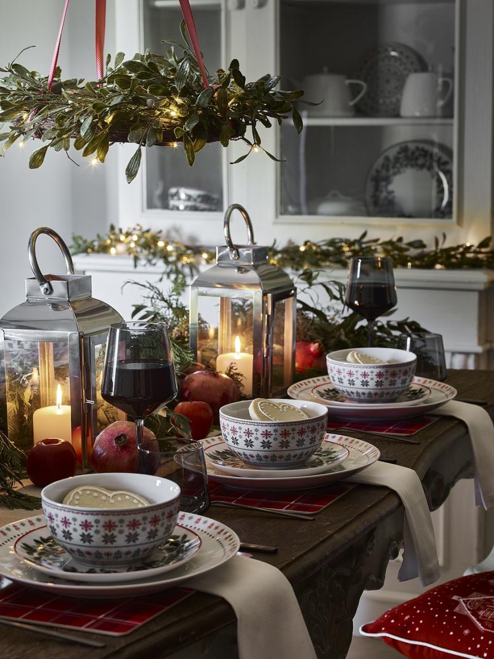 4) Festive tableware