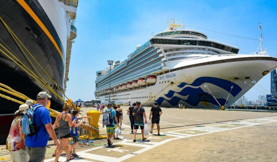 Barco para hacer turismo en posición de parqueo