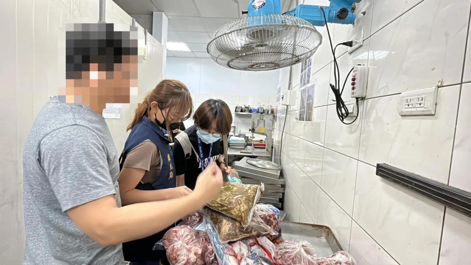 <strong>該燒肉店雖未檢出防腐劑過量的醬料，還是有其他食安問題，衛生局責令店家限期改善。（圖／高雄市衛生局提供）</strong>